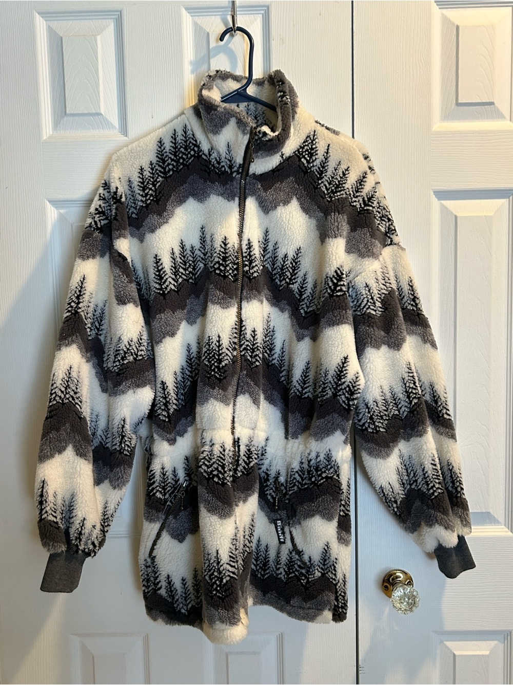 Vintage Banff Canada Polar Fleece - Forest Print in White, Gray & Black